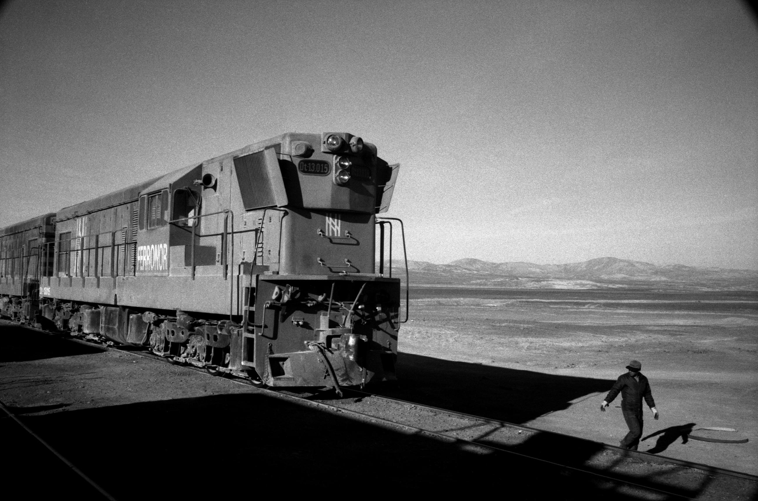 Un train de marchandise dans le désert d'Atacama au Chili en 1998