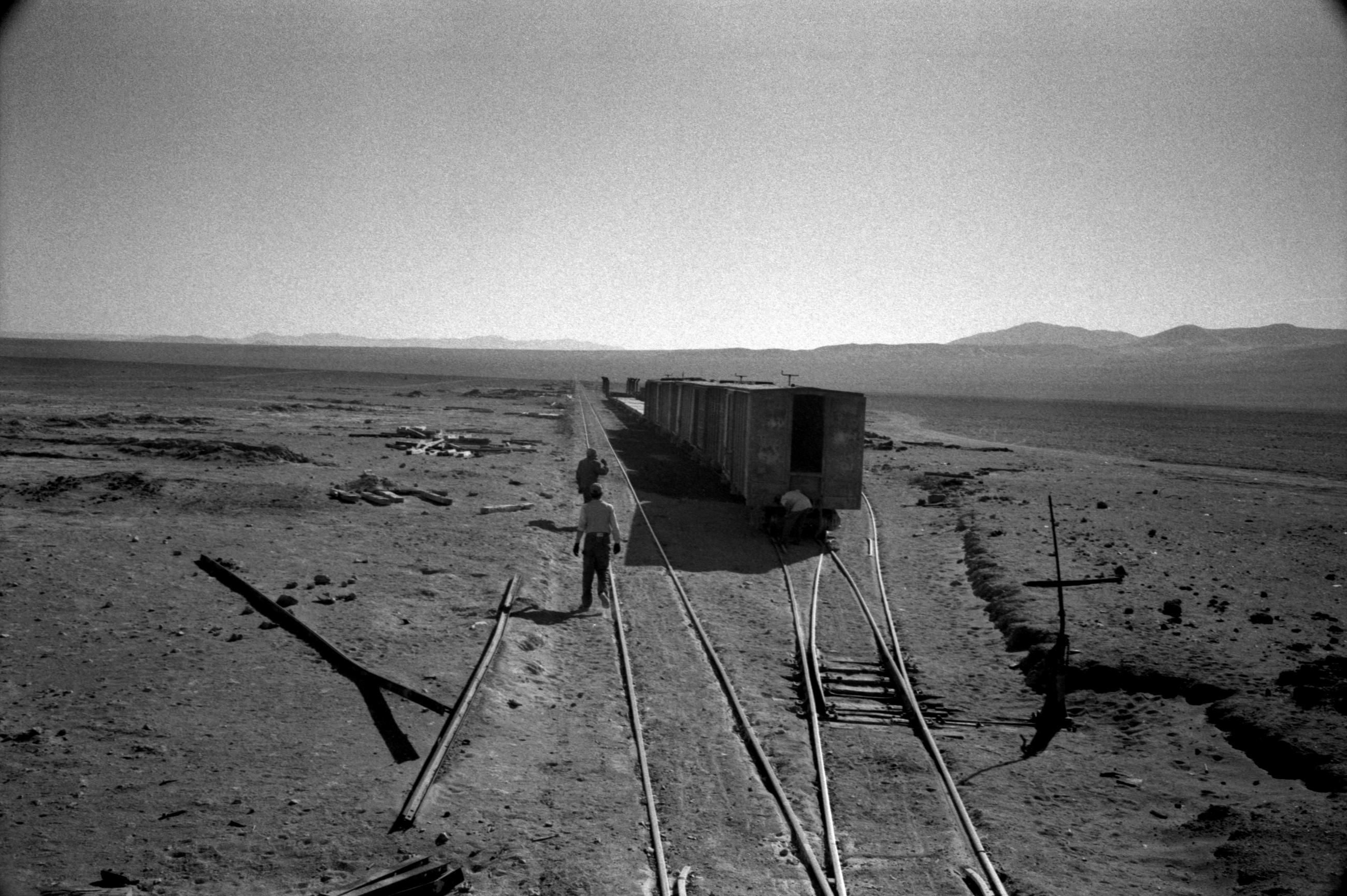 Un train de marchandises dans le désert d'Atacama au Chili, en 1998