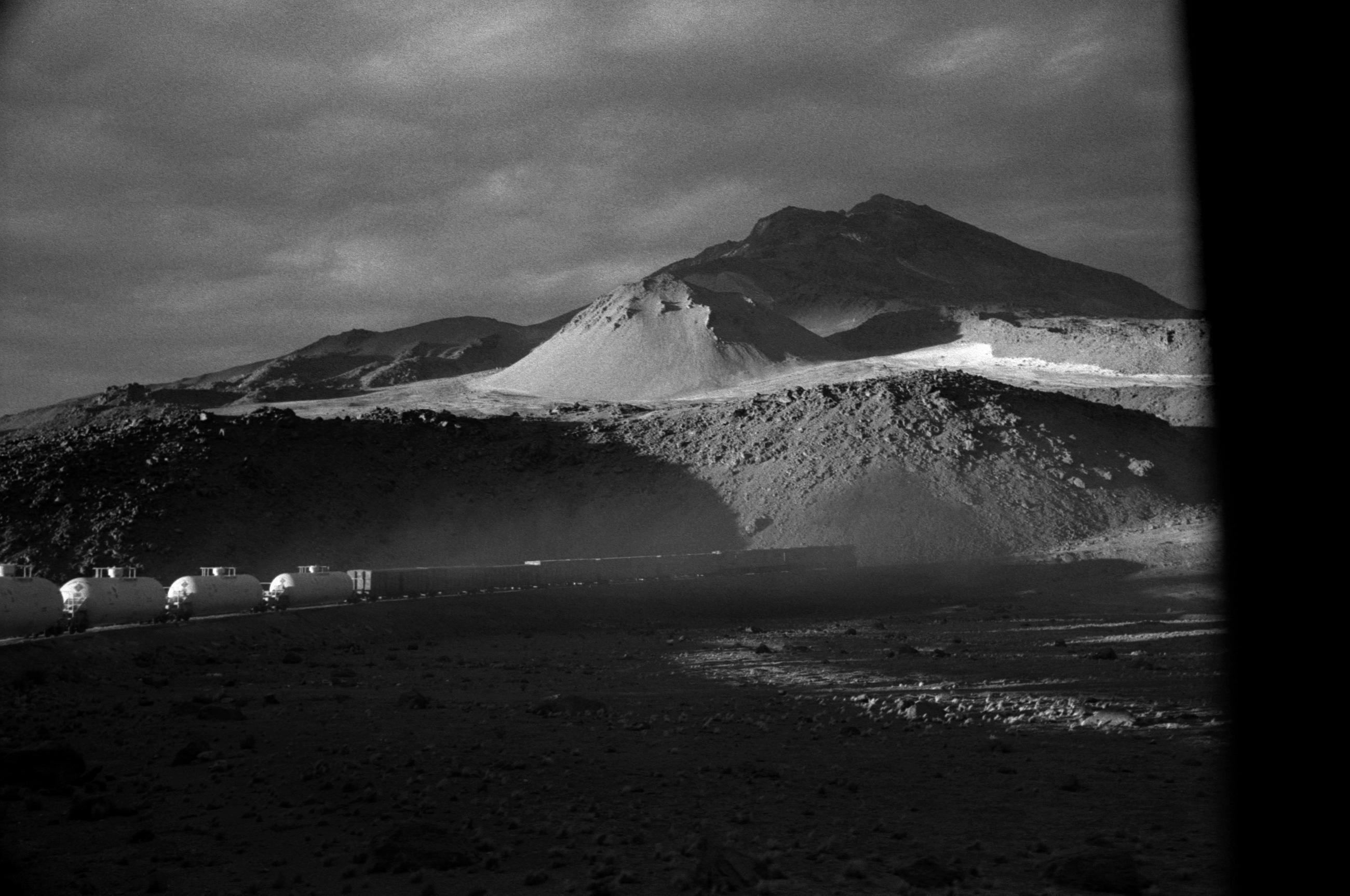 Un train de marchandises dans le désert d'Atacama au Chili, en 1998