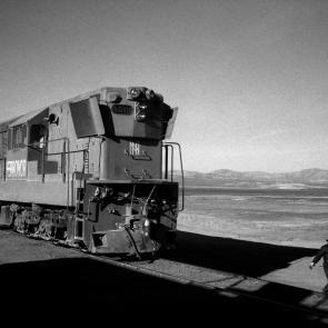 Un train de marchandise dans le désert d'Atacama au Chili en 1998