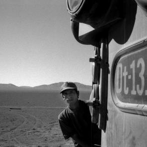 Un train de marchandise dans le désert d'Atacama au Chili en 1998