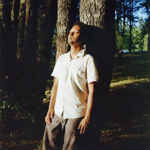 Migrant adosse a un arbre à saint eloy les mines 