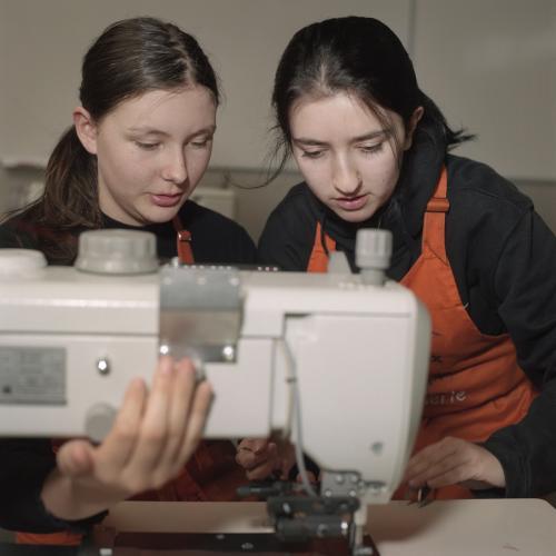Deux Jeunes apprenties dans un lycée professionnel qui forme à ma maroquinerie
