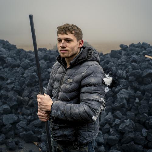 Ouvrier travaille dans une fonderie