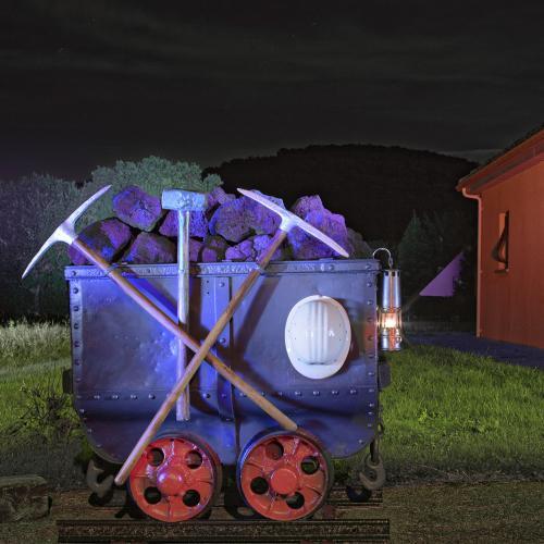 Wagon de mine expose dans un jardin a saint eloy les mines