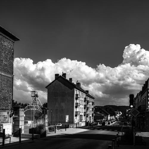 Route nationale traversant la ville de saint eloy en noir et blanc