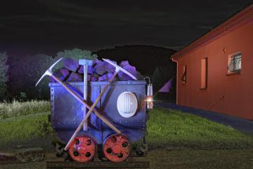 Wagon de mine expose dans un jardin a saint eloy les mines