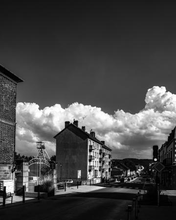 Route nationale traversant la ville de saint eloy en noir et blanc
