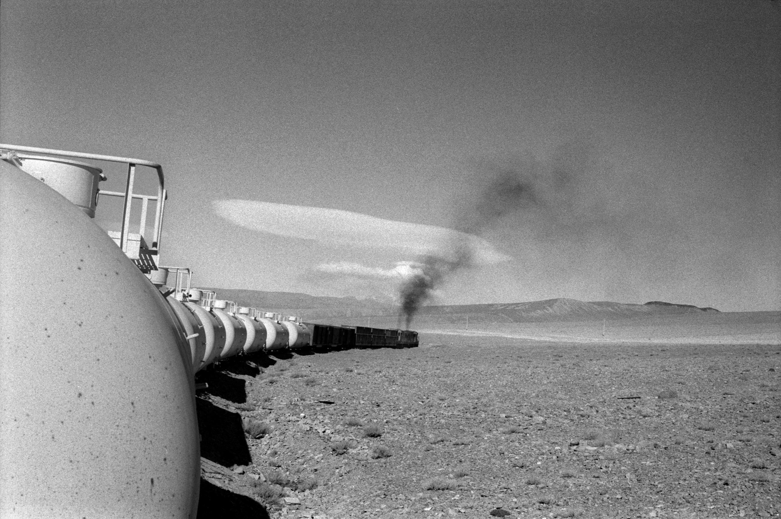 Un train de marchandise dans le désert d'Atacama au Chili en 1998