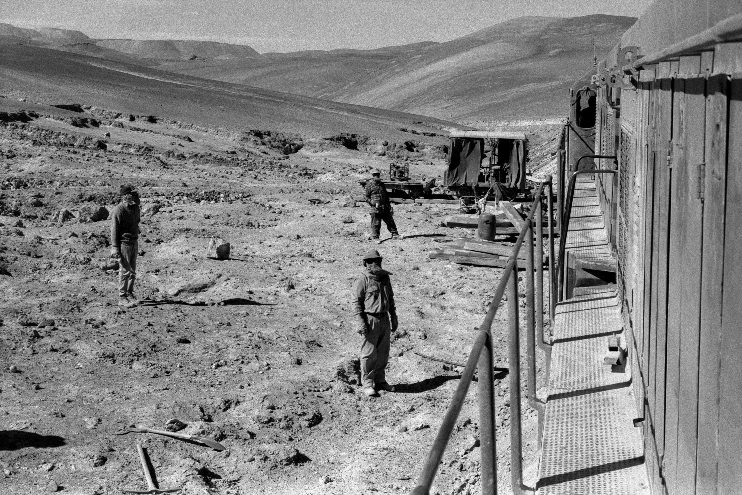 Un train de marchandise dans le désert d'Atacama au Chili en 1998