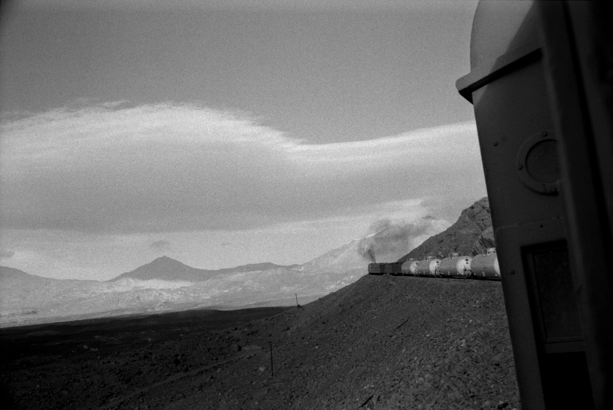 Un train de marchandises dans le désert d'Atacama au Chili, en 1998
