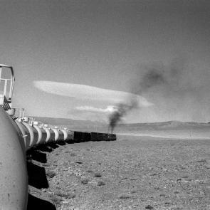 Un train de marchandise dans le désert d'Atacama au Chili en 1998