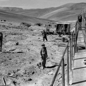 Un train de marchandise dans le désert d'Atacama au Chili en 1998