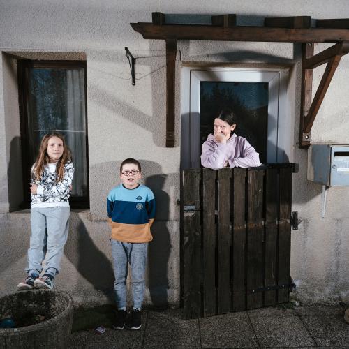 Une fesse et ses enfants devant leur maison dans la cite minière de saint eloy les mines