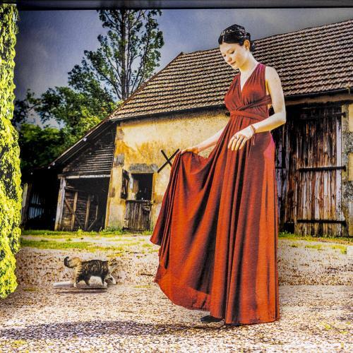 Femme debout dans une robe élégante rouge